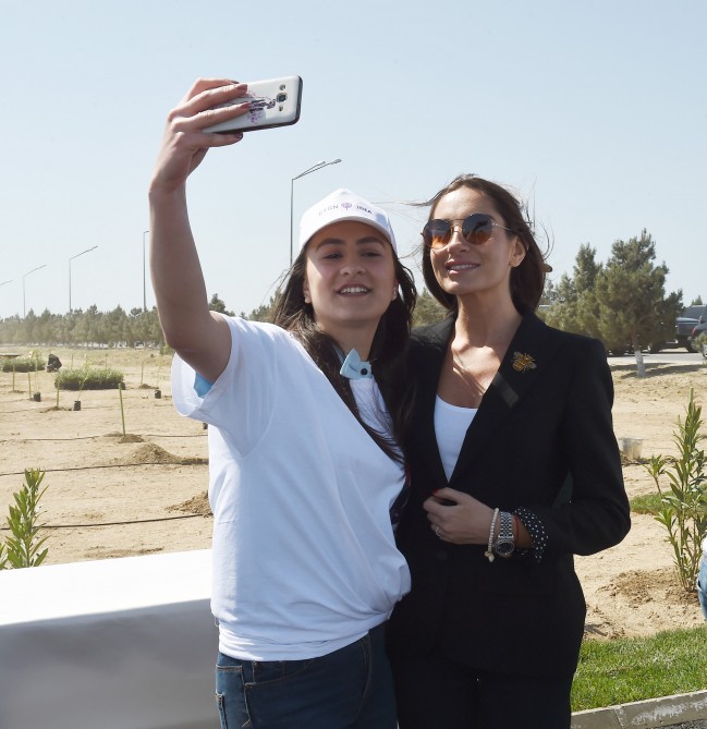 Prezident və birinci xanım gənclərlə belə selfi çəkdirdi - FOTOLAR
