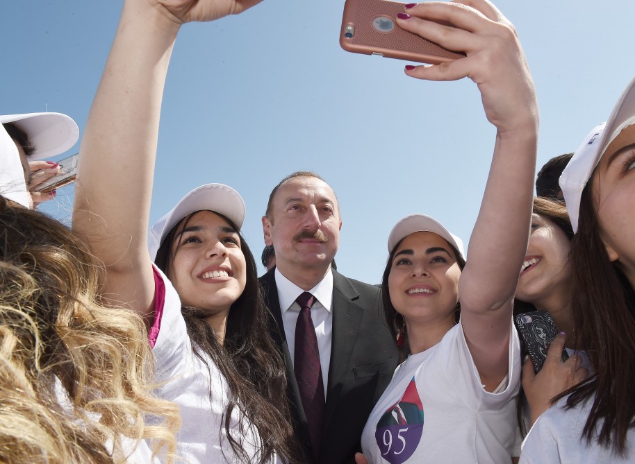 Prezident və birinci xanım gənclərlə belə selfi çəkdirdi - FOTOLAR