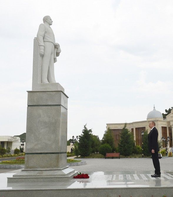 Prezident Heydər Əliyevin abidəsini ziyarət etdi - FOTO
