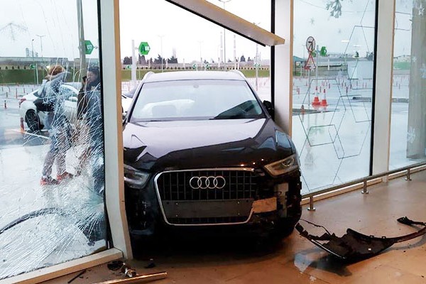 Bakıda “Audi” “Bravo”ya girdi - FOTO-VİDEO