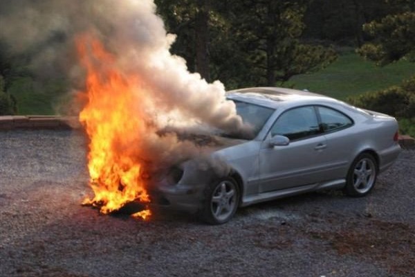 Masallıda "Mercedes" yandı 