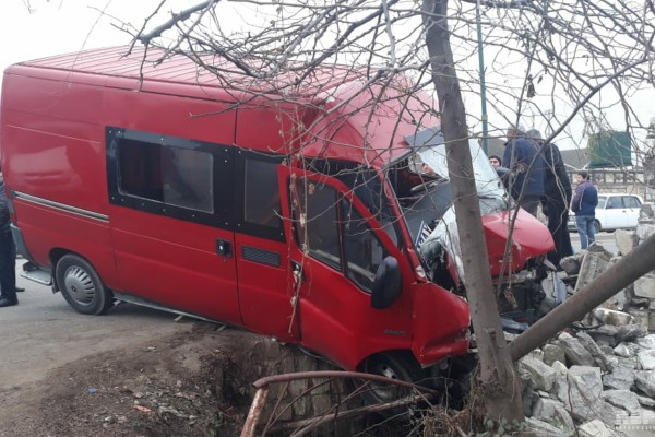 Azərbaycanda mikroavtobus hasara ÇIRPILDI YARALILAR VAR (FOTO)