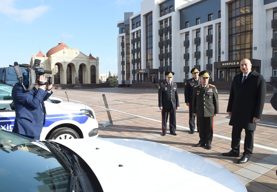 İlham Əliyev yol polislərinə verilən maşınlara baxdı - FOTOLAR