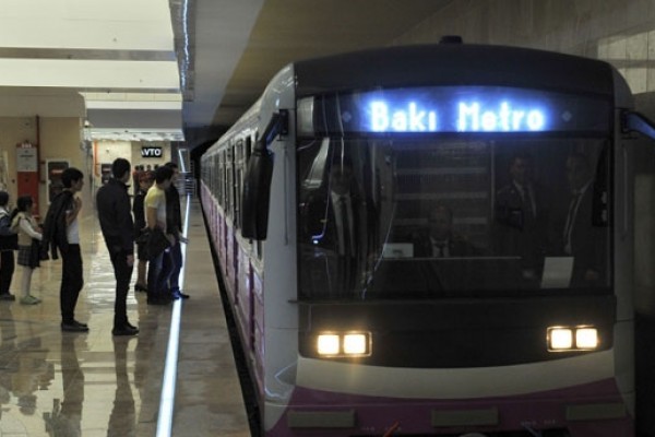 Bakı metrosunda PROBLEM: Sərnişinlər qatardan boşaldıldı