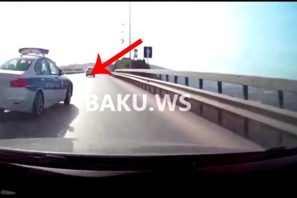 Bakıda yol polis maşını qəfil sürücünün qarşısına çıxdı – VİDEO