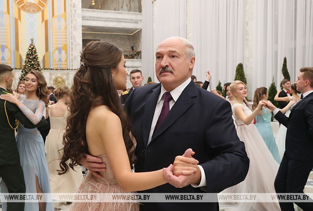 Lukaşenko Belarus gözəli ilə romantik rəqs etdi - VİDEO