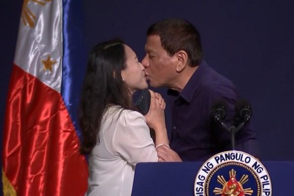 "Xidmətçi qadına təcavüz etmişəm" - Filippin prezidenti