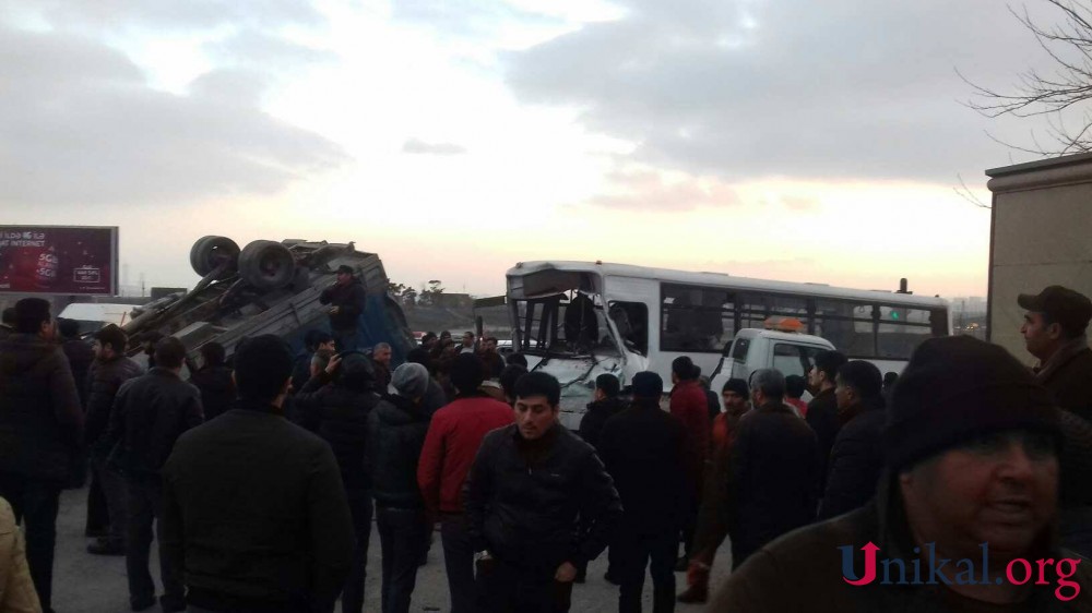 Abşeronda evakuatorla avtobus toqquşdu: yük  maşını aşdı -   yaralı var (FOTO)