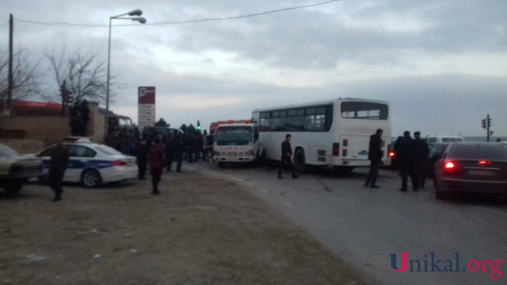 Abşeronda evakuatorla avtobus toqquşdu: yük  maşını aşdı -   yaralı var (FOTO)