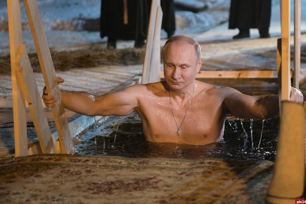 Putin xaç suyuna girdi 