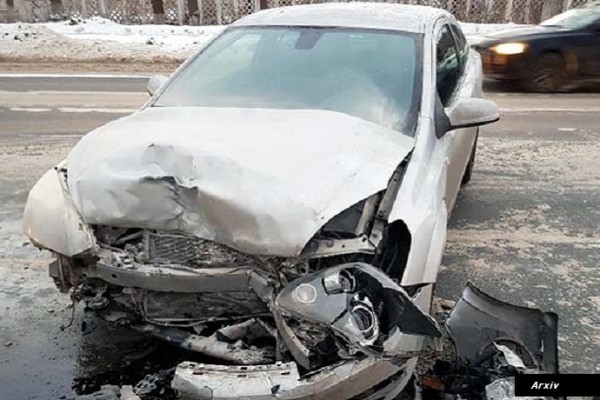 Gəncədə avtomobili dirəyə vuran sürücü öldü 
