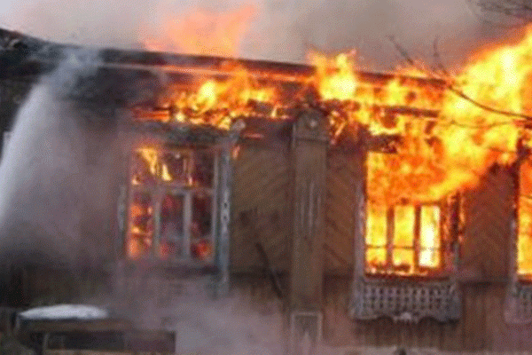 Qubada 5 otaqlı ev yandı 