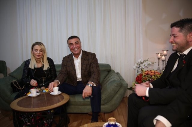 Mafiya lideri himayədarlıq etdiyi müğənnini nişanladı - FOTO (VİDEO)
