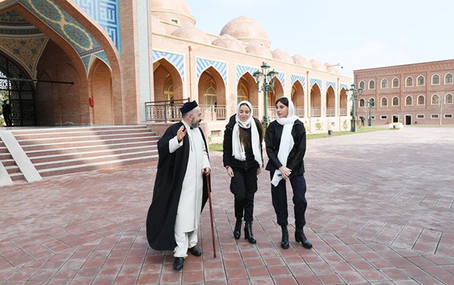 Mehriban Əliyeva “İmamzadə” kompleksində: “Quran” hədiyyə edildi - FOTOLAR