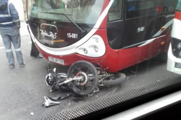Motosiklet "Baku Bus"ın qarşısına çıxıb, qəza törətdi - Sürücü yaralandı (YENİLƏNİB)