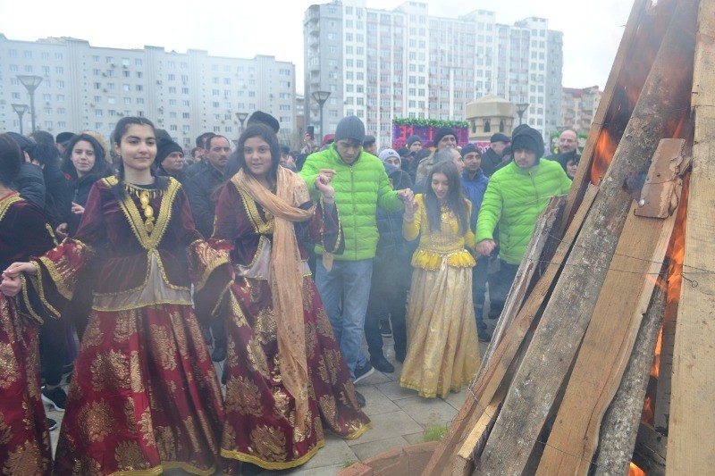 Bakı Novruzu böyük təntənə ilə qeyd edir - FOTOLAR