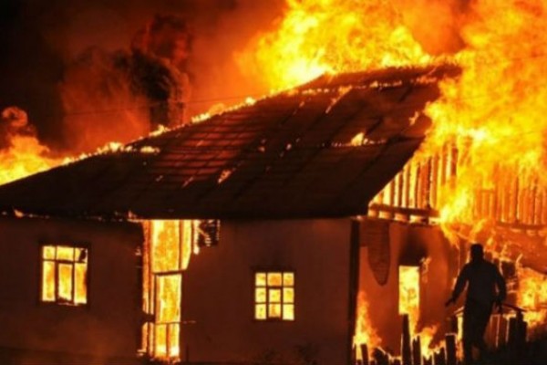 Xəzər rayonunda 2 otaqlı ev yandı 