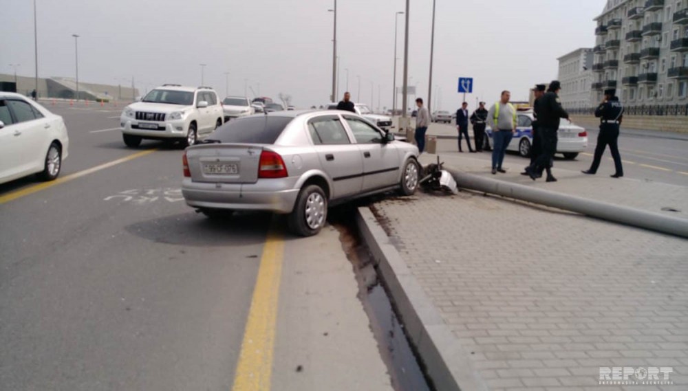 "Opel" yoldan çıxaraq işıq dirəyini dibindən qırdı - FOTO (VİDEO)