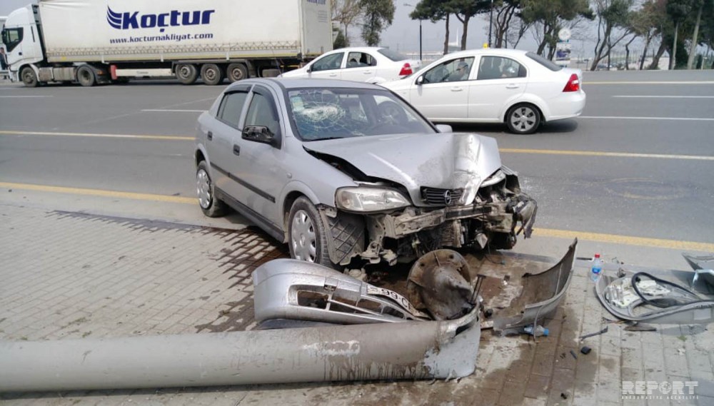 "Opel" yoldan çıxaraq işıq dirəyini dibindən qırdı - FOTO (VİDEO)