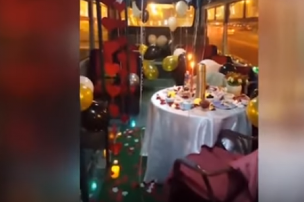 Bakıda avtobusda hindli cütlüyün romantik anları - VİDEO