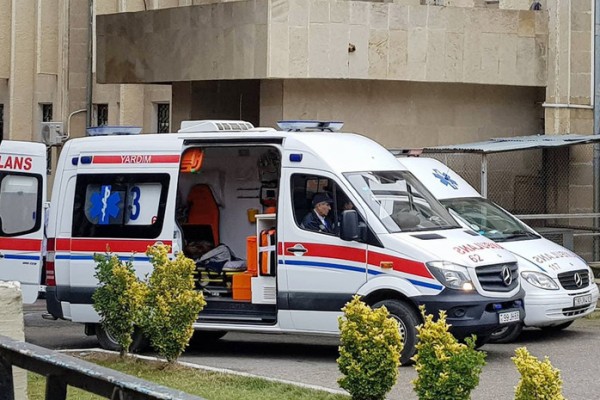 585 nömrəli sərnişin avtobusu minik avtomobili ilə toqquşdu: yaralılar var (YENİLƏNİB)