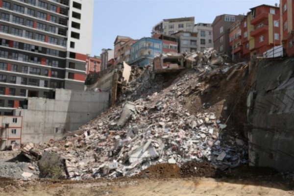 İstanbulda təhlükə: 26 bina boşaldıldı