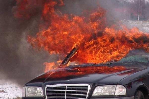 Paytaxtda “Mercedes” yandı 
