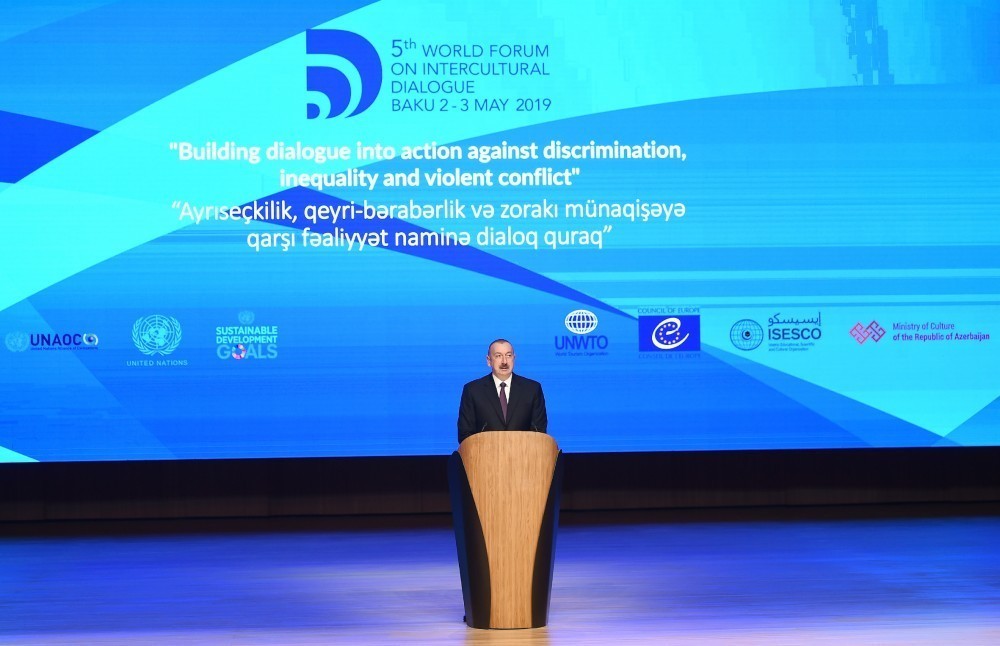 İlham Əliyev və xanımı Forumun açılışında 