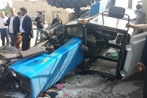 Kürdəmirdə traktor aşdı sürücü yaralandı