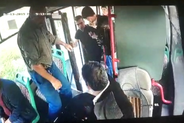 Bakıda avtobusda dava: Sərnişin sürücünü təpiklədi - VİDEO