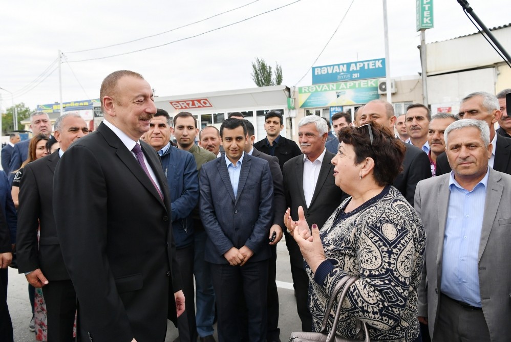 Prezident marketə girib, qiymətlərlə maraqlandı - FOTOLAR