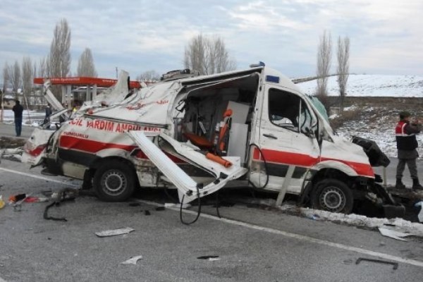 Azərbaycanlı TIR sürücüsü təcili yardım maşını ilə toqquşdu - 1 nəfər öldü, 3-ü yaralandı