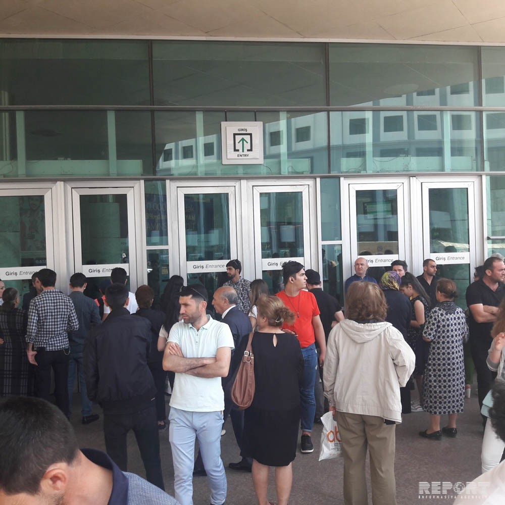 Bakı metrosunda DƏHŞƏT: Qadın özünü qatarın altına atdı (FOTO-VİDEO)