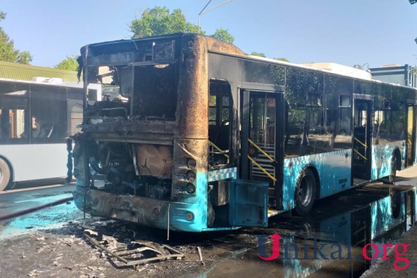 Sumqayıtda avtobus yandı - FOTO