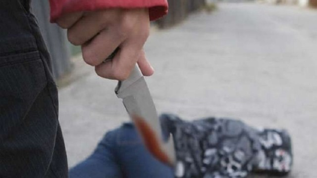 Azərbaycanda qadına görə 23 yaşlı oğlanı bıçaqladılar 