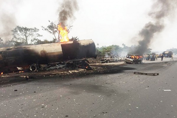 Nigeriyada yük maşını ilə sərnişin avtobusu toqquşdu: 18 nəfər öldü