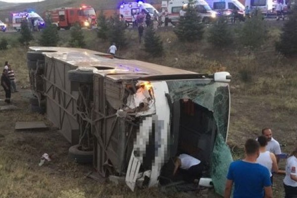 Avtobus minik maşını ilə TOQQUŞDU - 5 ölü, 42 yaralı