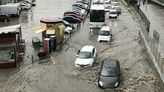 Yağış İstanbulu yudu, apardı - Video