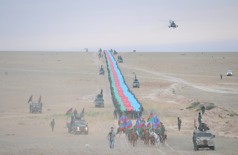 General 5 kilometr uzunluğunda bayrağı çiynində daşıdı - FOTOLAR