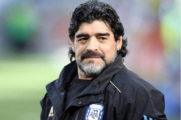 Maradona istefa verdi 