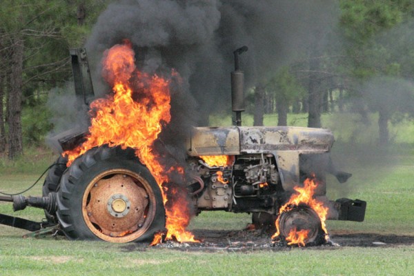 Goranboyda kombayn, Sabirabadda traktor qoşqusu yandı 