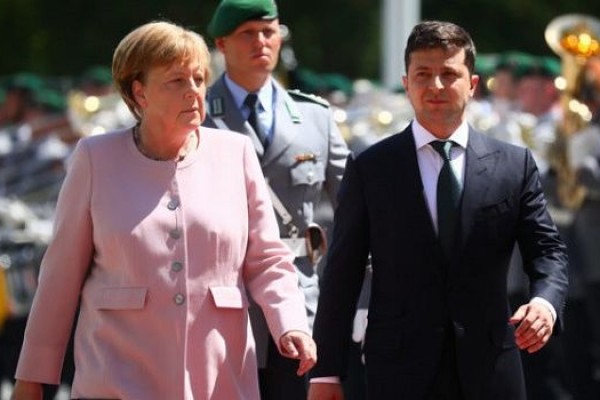 Merkel Zelenskinin yanında tir-tir əsdi - VİDEO