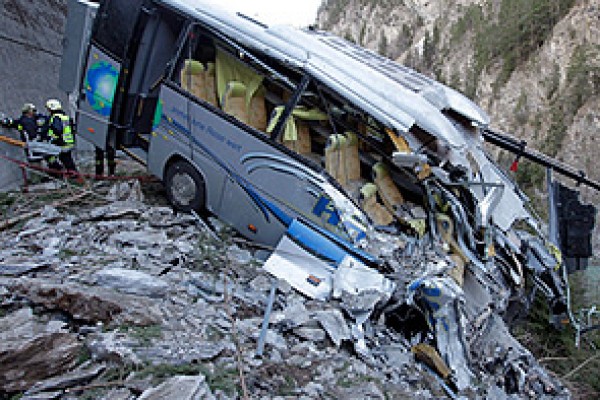 Çində avtobus daşların altında qaldı - 8 ölü