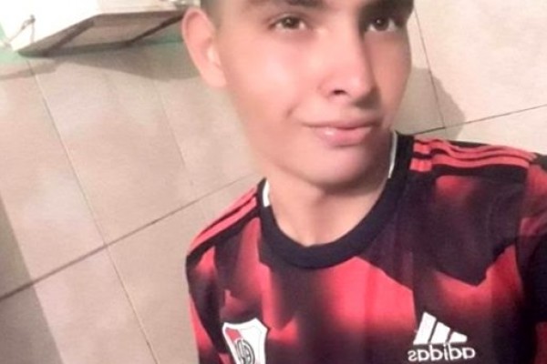 17 yaşlı futbolçu meydançada infarkt keçirdi 