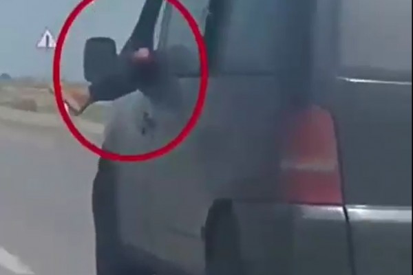 Ayağını pəncərədən çıxaran sürücünün vəsiqəsi əlindən alındı - VİDEO