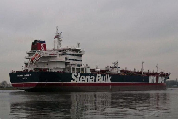 İran Hörmuz boğazında Britaniya tankerini saxladı 