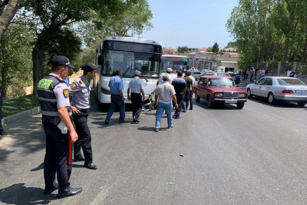 Bakıda avtobusla maşın TOQQUŞDU - Sürücü öldü - FOTO (YENİLƏNİB)