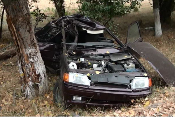 Avtomobil ağaca çırpılıdı: polis mayoru ÖLDÜ - FOTO