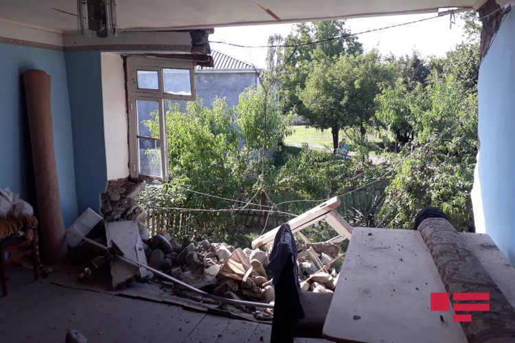 Zaqatalada zəlzələ nəticəsində bir evin divarı uçdu - Fotolar