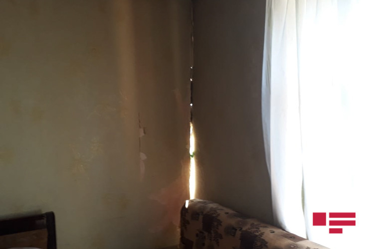 Zaqatalada zəlzələ nəticəsində bir evin divarı uçdu - Fotolar
